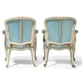 A GEORGE III WHITE AND GREEN-PAINTED ARMCHAIR - Foto 4