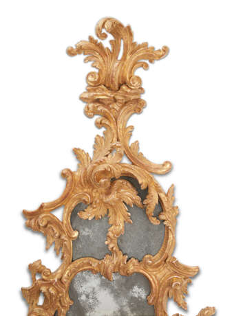 A PAIR OF GEORGE II GILTWOOD AND GESSO TWO-LIGHT GIRANDOLES - Foto 4