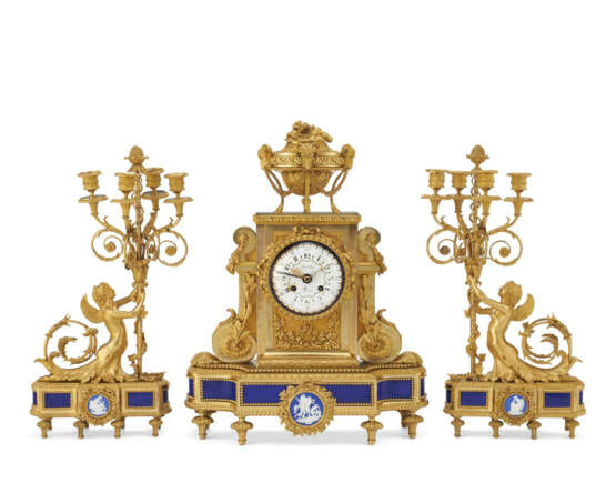 A FRENCH ORMOLU AND JASPERWARE THREE-PIECE CLOCK GARNITURE - Foto 1