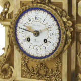 A FRENCH ORMOLU AND JASPERWARE THREE-PIECE CLOCK GARNITURE - Foto 5