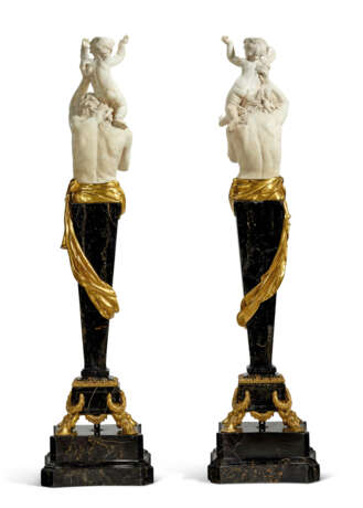 A MONUMENTAL PAIR OF AMERICAN ORMOLU-MOUNTED WHITE AND PORTOR MARBLE TORCHERES - Foto 4