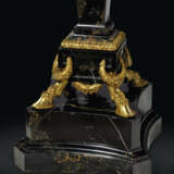 A MONUMENTAL PAIR OF AMERICAN ORMOLU-MOUNTED WHITE AND PORTOR MARBLE TORCHERES - Foto 5