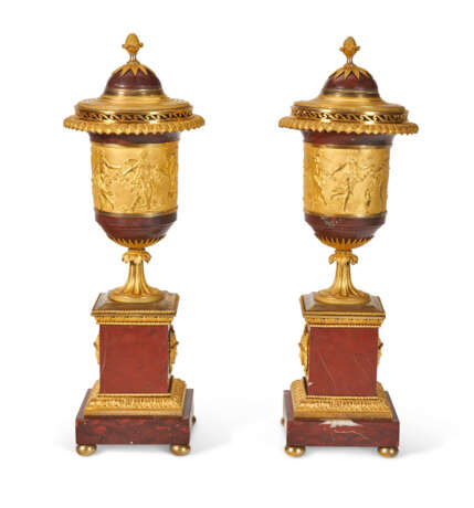 A PAIR OF DIRECTOIRE ORMOLU AND ROUGE GRIOTTE MARBLE URNS - фото 4
