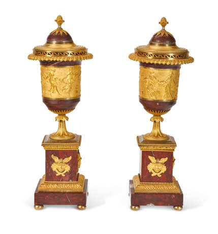 A PAIR OF DIRECTOIRE ORMOLU AND ROUGE GRIOTTE MARBLE URNS - фото 5