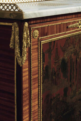A PAIR OF LOUIS XVI ORMOLU-MOUNTED RED AND POLYCRHOME-JAPANNED AND CHINESE LACQUER, BOIS SATINE AND AMARANTH MEUBLES D'APPUI - photo 4