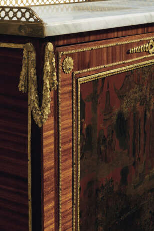 A PAIR OF LOUIS XVI ORMOLU-MOUNTED RED AND POLYCRHOME-JAPANNED AND CHINESE LACQUER, BOIS SATINE AND AMARANTH MEUBLES D'APPUI - Foto 5
