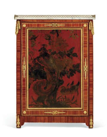 A PAIR OF LOUIS XVI ORMOLU-MOUNTED RED AND POLYCRHOME-JAPANNED AND CHINESE LACQUER, BOIS SATINE AND AMARANTH MEUBLES D'APPUI - Foto 8