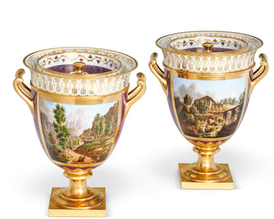 A PAIR OF SEVRES PORCELAIN TOPOGRAPHICAL PURPLE AND GOLD GROUND ICE PAILS, COVERS AND LINERS (GLACIERE VASE B) - Foto 2