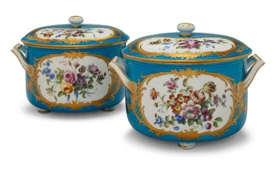 A PAIR OF SEVRES PORCELAIN 'BLEU CELESTE' TWO-HANDLED SERVING DISHES AND COVERS - фото 1