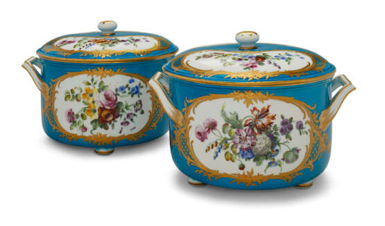 A PAIR OF SEVRES PORCELAIN 'BLEU CELESTE' TWO-HANDLED SERVING DISHES AND COVERS - фото 2