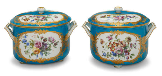 A PAIR OF SEVRES PORCELAIN 'BLEU CELESTE' TWO-HANDLED SERVING DISHES AND COVERS - Foto 3
