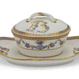 A SEVRES PORCELAIN SUGAR-BOWL AND COVER ON FIXED STAND FROM THE SERVICE FOR MADAME DU BARRY - Foto 1