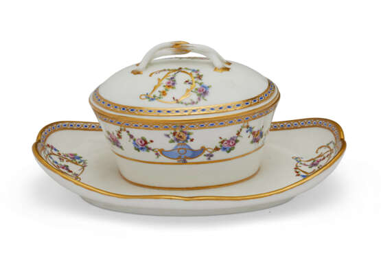A SEVRES PORCELAIN SUGAR-BOWL AND COVER ON FIXED STAND FROM THE SERVICE FOR MADAME DU BARRY - Foto 2