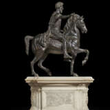 A BRONZE AND WHITE MARBLE GROUP OF MARCUS AURELIUS ON HORSEBACK - Foto 1