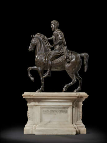A BRONZE AND WHITE MARBLE GROUP OF MARCUS AURELIUS ON HORSEBACK - Foto 2