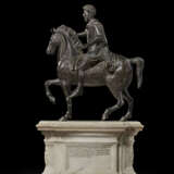 A BRONZE AND WHITE MARBLE GROUP OF MARCUS AURELIUS ON HORSEBACK - Foto 2