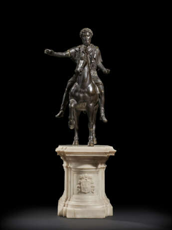 A BRONZE AND WHITE MARBLE GROUP OF MARCUS AURELIUS ON HORSEBACK - Foto 3