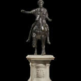 A BRONZE AND WHITE MARBLE GROUP OF MARCUS AURELIUS ON HORSEBACK - Foto 3