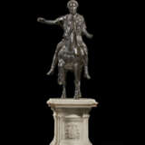 A BRONZE AND WHITE MARBLE GROUP OF MARCUS AURELIUS ON HORSEBACK - Foto 4