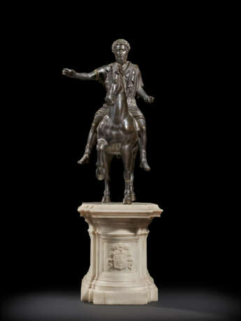 A BRONZE AND WHITE MARBLE GROUP OF MARCUS AURELIUS ON HORSEBACK - Foto 4