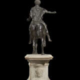 A BRONZE AND WHITE MARBLE GROUP OF MARCUS AURELIUS ON HORSEBACK - Foto 5