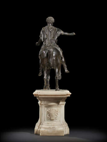 A BRONZE AND WHITE MARBLE GROUP OF MARCUS AURELIUS ON HORSEBACK - Foto 5