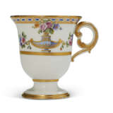 A SEVRES PORCELAIN ICE-CUP FROM THE SERVICE FOR MADAME DU BARRY (TASSE A GLACE) - Foto 1