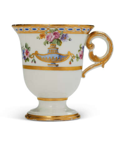 A SEVRES PORCELAIN ICE-CUP FROM THE SERVICE FOR MADAME DU BARRY (TASSE A GLACE) - фото 1