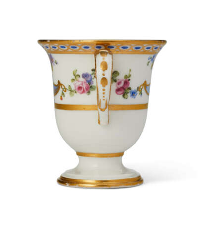 A SEVRES PORCELAIN ICE-CUP FROM THE SERVICE FOR MADAME DU BARRY (TASSE A GLACE) - Foto 3