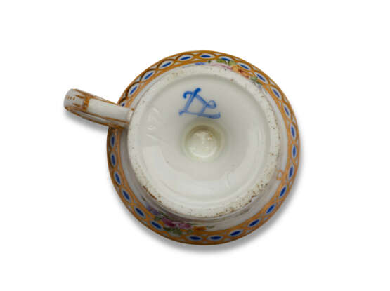 A SEVRES PORCELAIN ICE-CUP FROM THE SERVICE FOR MADAME DU BARRY (TASSE A GLACE) - фото 5