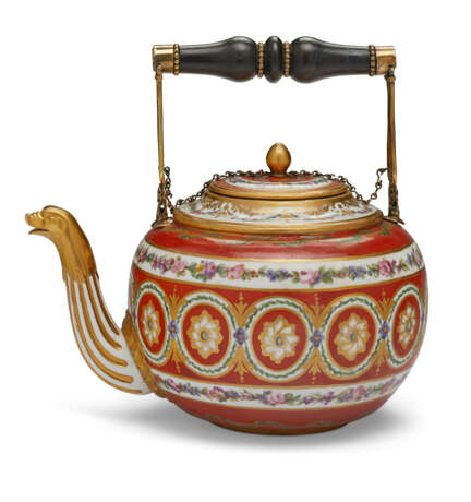 A GILT-METAL AND EBONIZED-WOOD MOUNTED SEVRES PORCELAIN PERSIMMON-GROUND TEA KETTLE AND COVER (THIERE 'BOUILLOTTE' ET SON COUVERCLE) - Foto 2
