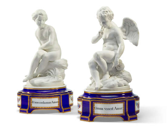 A PAIR OF SEVRES BISCUIT PORCELAIN MODELS OF CUPID AND PSYCHE ON 'BLEAU NOUVEAU' STANDS - Foto 1