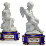 A PAIR OF SEVRES BISCUIT PORCELAIN MODELS OF CUPID AND PSYCHE ON 'BLEAU NOUVEAU' STANDS - Foto 2