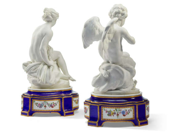 A PAIR OF SEVRES BISCUIT PORCELAIN MODELS OF CUPID AND PSYCHE ON 'BLEAU NOUVEAU' STANDS - Foto 3
