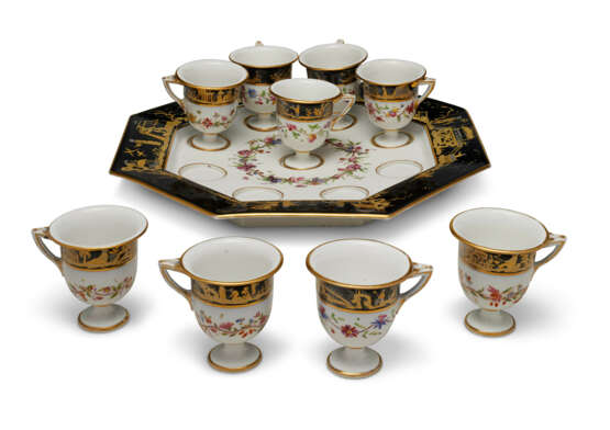 A SEVRES (HARD PASTE) PORCELAIN BLACK-GROUND OCTAGONAL ICE-CUP TRAY AND NINE ICE-CUPS - photo 2