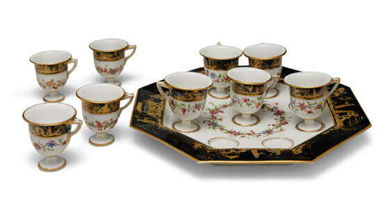 A SEVRES (HARD PASTE) PORCELAIN BLACK-GROUND OCTAGONAL ICE-CUP TRAY AND NINE ICE-CUPS - photo 3