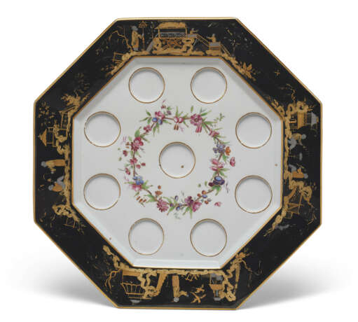 A SEVRES (HARD PASTE) PORCELAIN BLACK-GROUND OCTAGONAL ICE-CUP TRAY AND NINE ICE-CUPS - photo 4