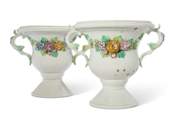 A PAIR OF CHANTILLY PORCELAIN FLOWER-ENCRUSTED VASES ON PEDESTAL FEET - фото 1