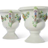 A PAIR OF CHANTILLY PORCELAIN FLOWER-ENCRUSTED VASES ON PEDESTAL FEET - фото 2