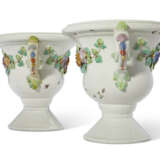 A PAIR OF CHANTILLY PORCELAIN FLOWER-ENCRUSTED VASES ON PEDESTAL FEET - photo 3