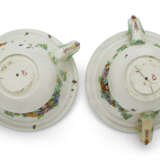 A PAIR OF CHANTILLY PORCELAIN FLOWER-ENCRUSTED VASES ON PEDESTAL FEET - фото 4