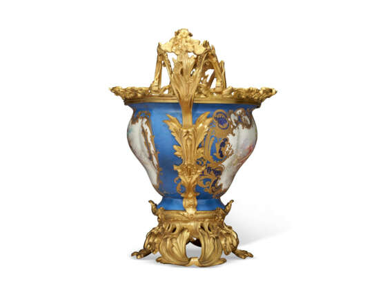 A FRENCH ORMOLU-MOUNTED TURQUOISE-GROUND SEVRES STYLE PORCELAIN JARDINIERE - Foto 2