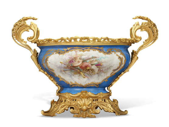 A FRENCH ORMOLU-MOUNTED TURQUOISE-GROUND SEVRES STYLE PORCELAIN JARDINIERE - Foto 3