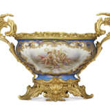 A FRENCH ORMOLU-MOUNTED TURQUOISE-GROUND SEVRES STYLE PORCELAIN JARDINIERE - Foto 4