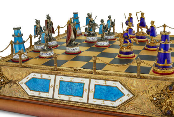 A CONTINENTAL SILVER AND ENAMEL CHESS SET AND BOARD - Foto 2