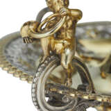 A PAIR OF VICTORIAN PARCEL-GILT SILVER THREE-TIER EPERGNES - Foto 3