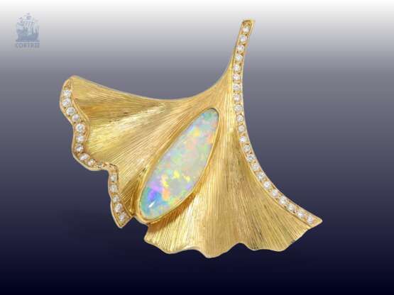 Anhänger: äußerst dekorativer, unikater Designer-Goldschmiedeanhänger "Gingkoblatt" mit großem Opal und feinem Brillantbesatz - Foto 1