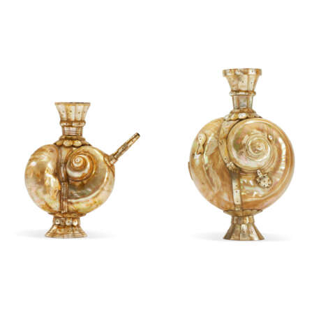 A MATCHED PAIR OF GUJARAT SHELL FLASKS - photo 2