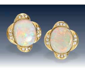 Ohrschmuck: ausgesprochen schöne und ehemals sehr teure Opal/Brillant-Ohrclips, inklusive Wertgutachten