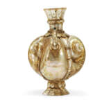 A MATCHED PAIR OF GUJARAT SHELL FLASKS - фото 7